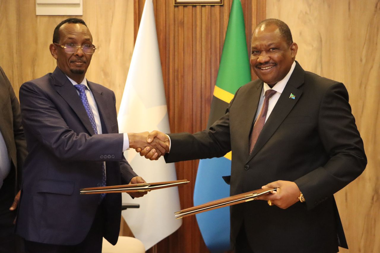 NISA Director General Abdullaahi Mohamed Alili (Sanbalolshe) (right) stands beside TISS Director Suleiman Abubakar Mombo (left) in Mogadishu, Somalia, on December 19, 2024. Photo by Savanna News.