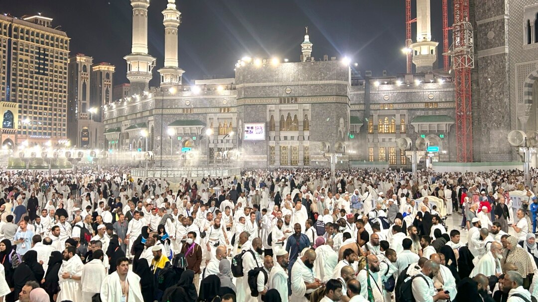 Khadar Haji Dahir, Head of Somalia’s Hajj Affairs Office, addressing Somali pilgrims in Makkah regarding rules and preparations for Hajj.