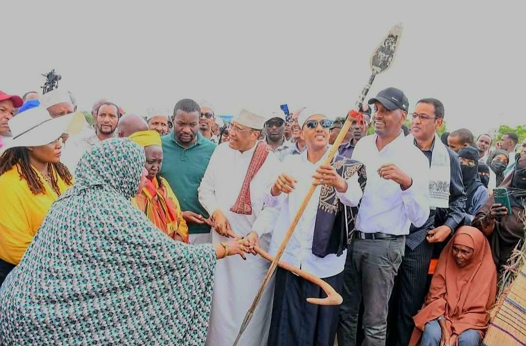 President Mustafe Muhumed Omar speaking at the Garissa Cultural Festival in Kenya, surrounded by local leaders and cultural performers.
