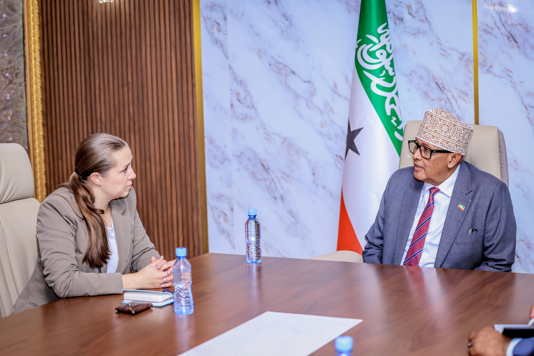 Somaliland President Abdirahman Mohamed Abdillahi (Cirro) meets with Finland’s Deputy Ambassador to Somalia, Nelli Mikkola, at the Presidential Palace in Hargeisa.