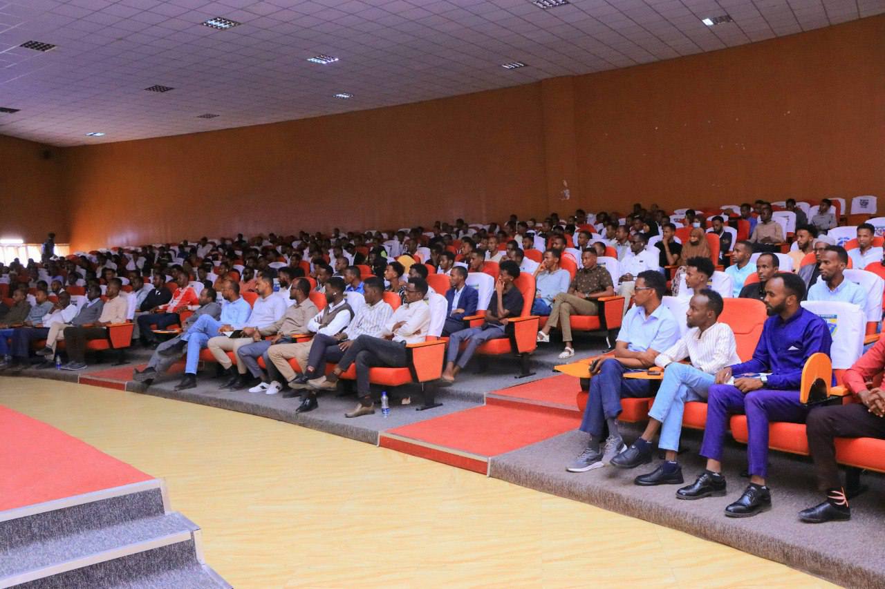 Officials from the DDS General Court and Jigjiga University leaders meeting with law students.