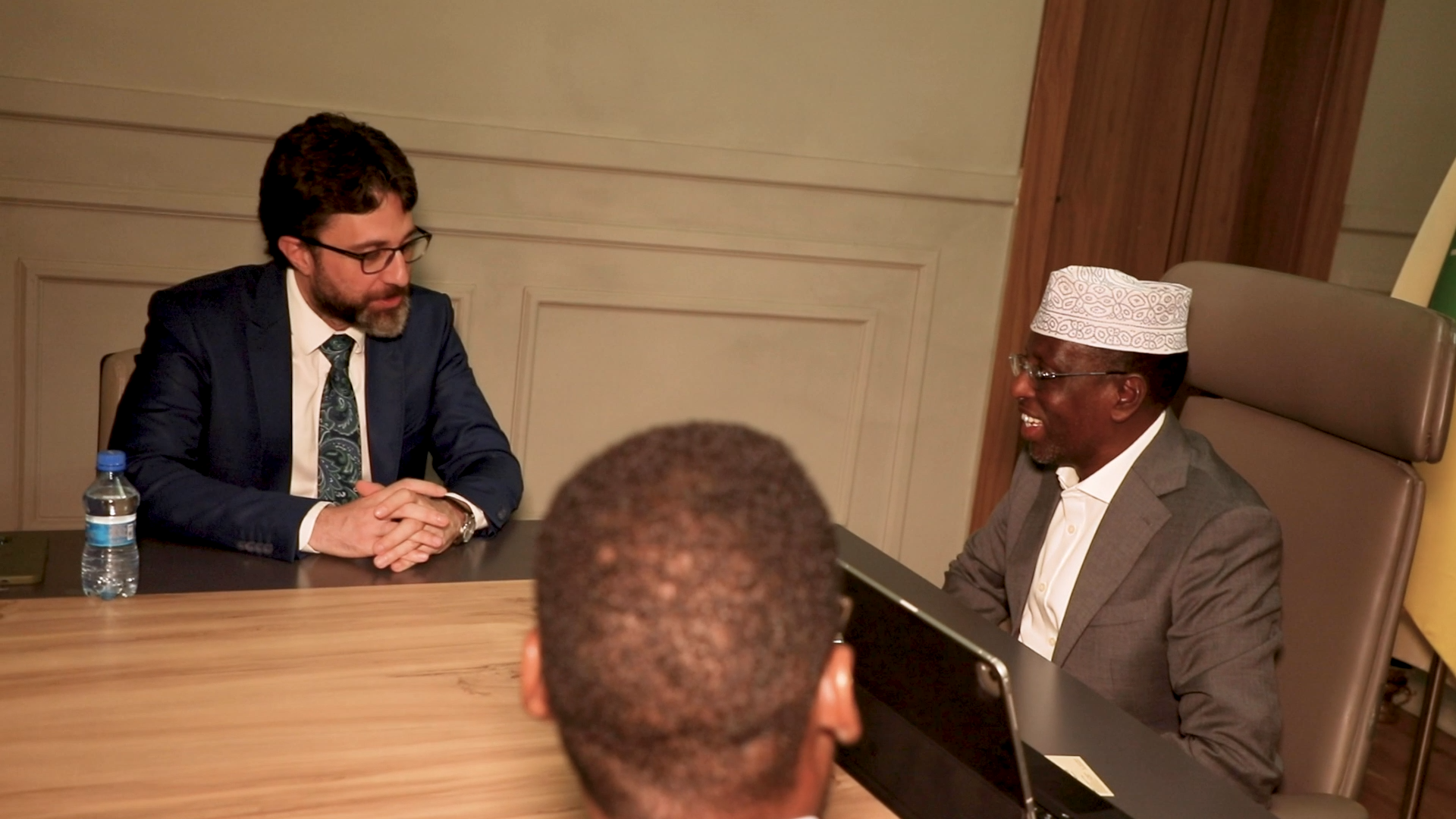 A photo showing a meeting between former Somali President Sharif Sheikh Ahmed and the Turkish Ambassador to Somalia.