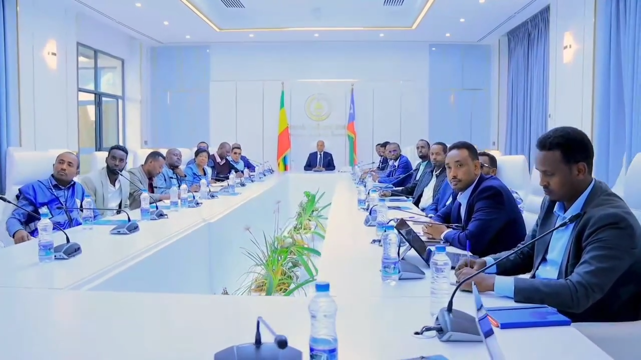 President Mustafa Mohammed Omar and UNDP officials announce a new water well drilling project in Jigjiga, Ethiopia.