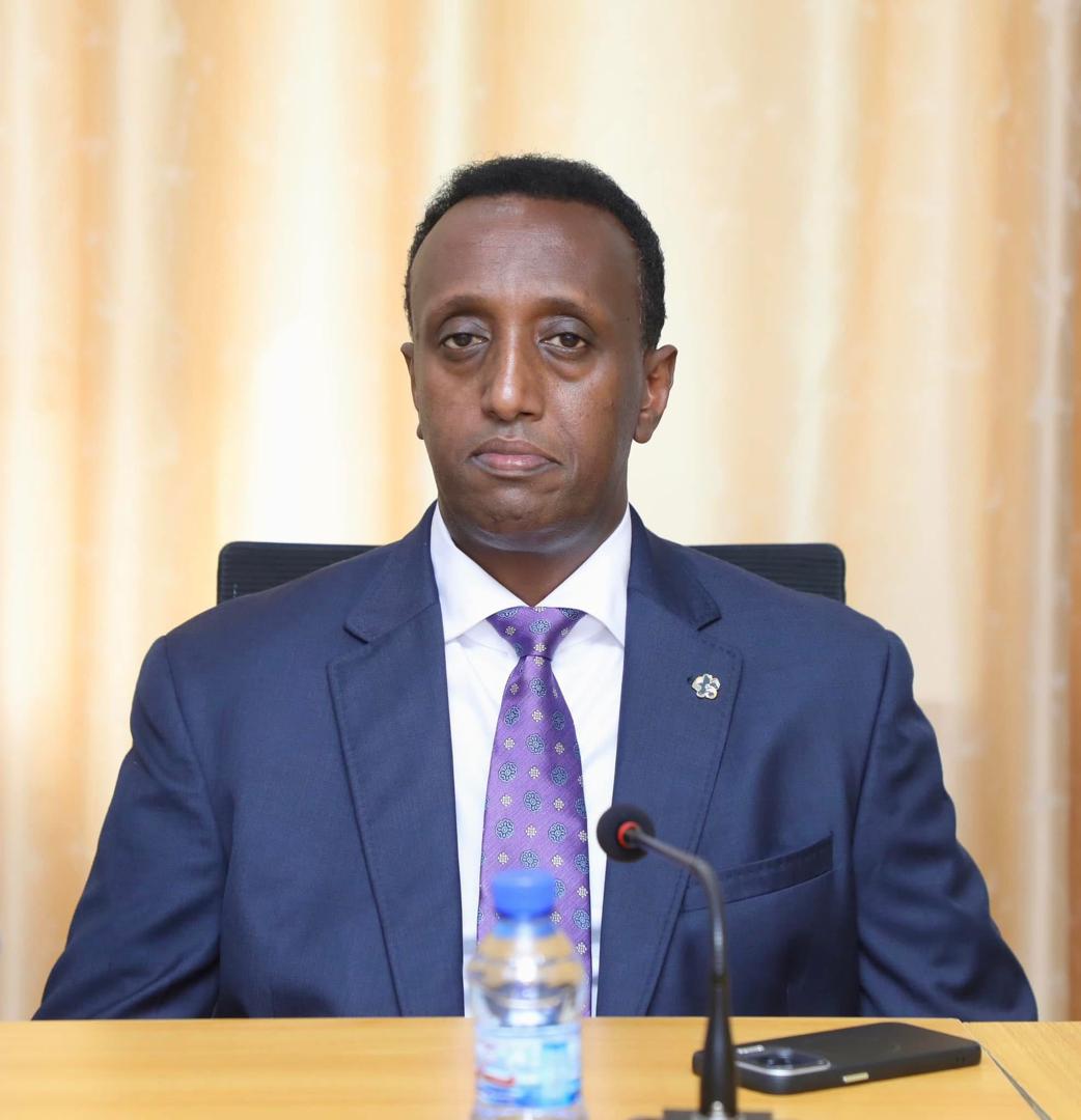 Chairman of the National Electoral Commission of Somalia, Cabdikariin Ahmed, addresses the public during a discussion on voter registration